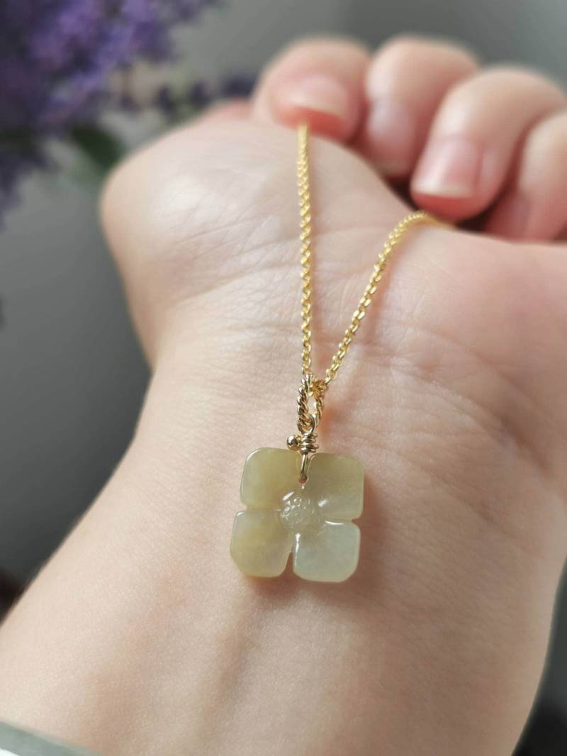 Eisig Hellgelb Typ A Grade Natur Jadeit Jade Fei Cui Doppelseitiger Kleiner Blumen Anhänger in 14K Gold Filled Bail Setting von JadeRabbitGems