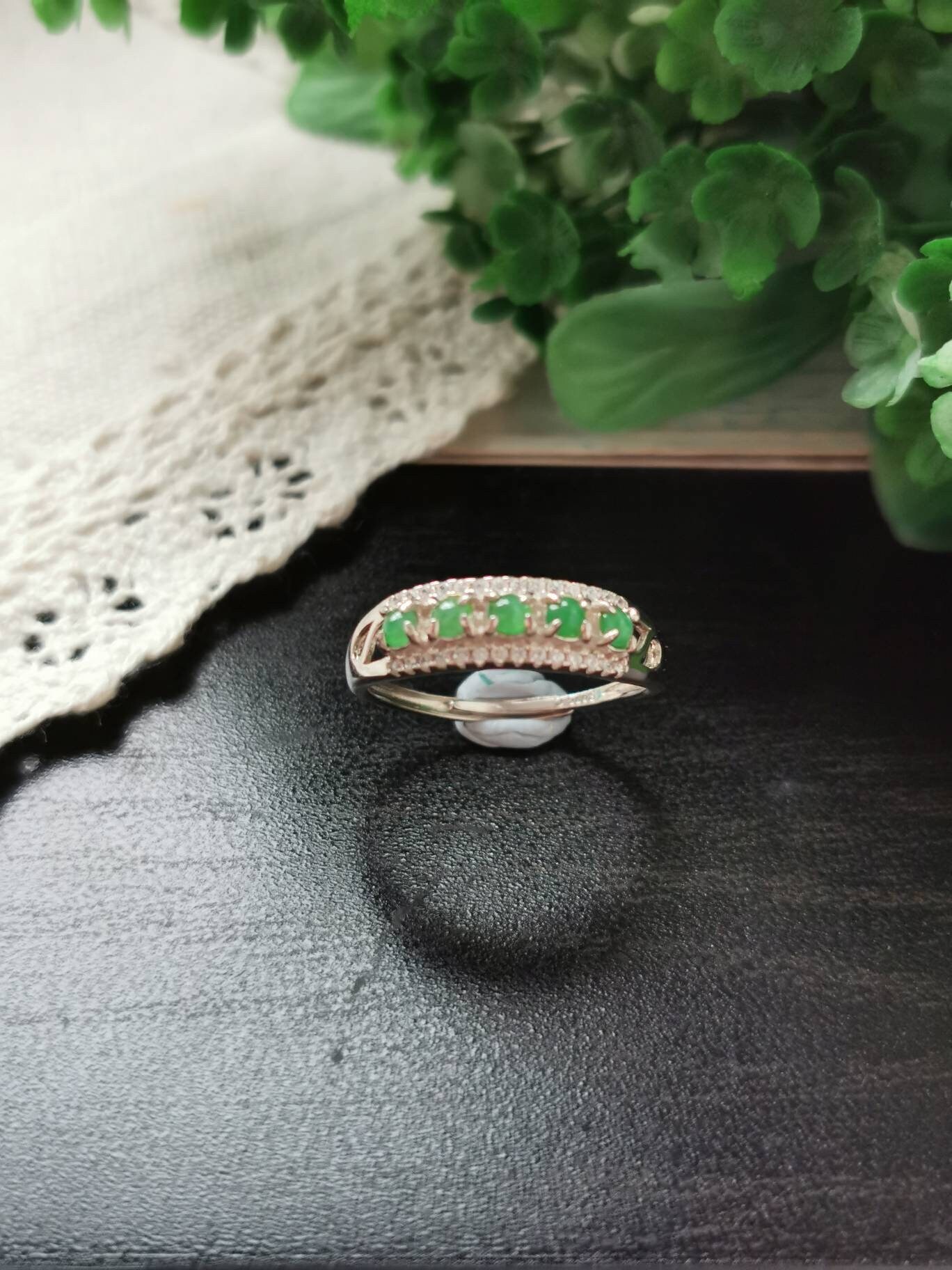 Eisige Hellgrüne Typ A Grade Natürliche Jadeit Jade Fei Cui 925 Sterling Silber Weißgold Überzogen Mit Zirkonia Ring von JadeRabbitGems