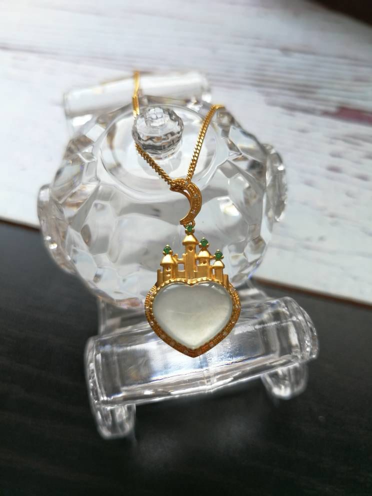 Eisige Hochtransluzenten Typ A Grade Natürliche Jadeit Jade Fei Cui Herz Form in 18K Gelbgold, Smaragd Und Diamanten Traumschloss Anhänger von JadeRabbitGems