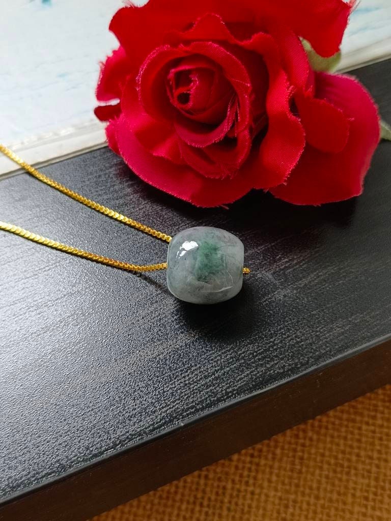 Eisige Tinte Floral Mit Grünem Typ A Grade Natural Jadeite Jade Fei Cui Barrel Anhänger von JadeRabbitGems