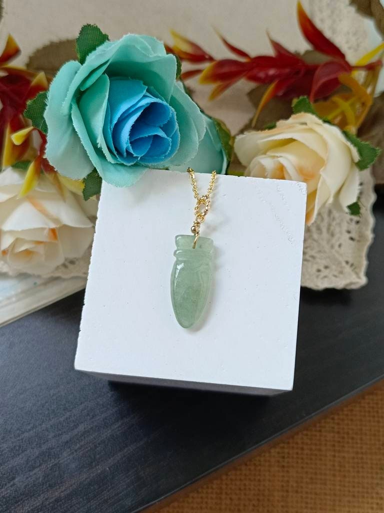 Eisiger Durchscheinender Hellgrüner Typ A Natürlicher Jadeit Jade Fei Cui Karotten Anhänger in 14K Gold Filled Bail Setting von JadeRabbitGems