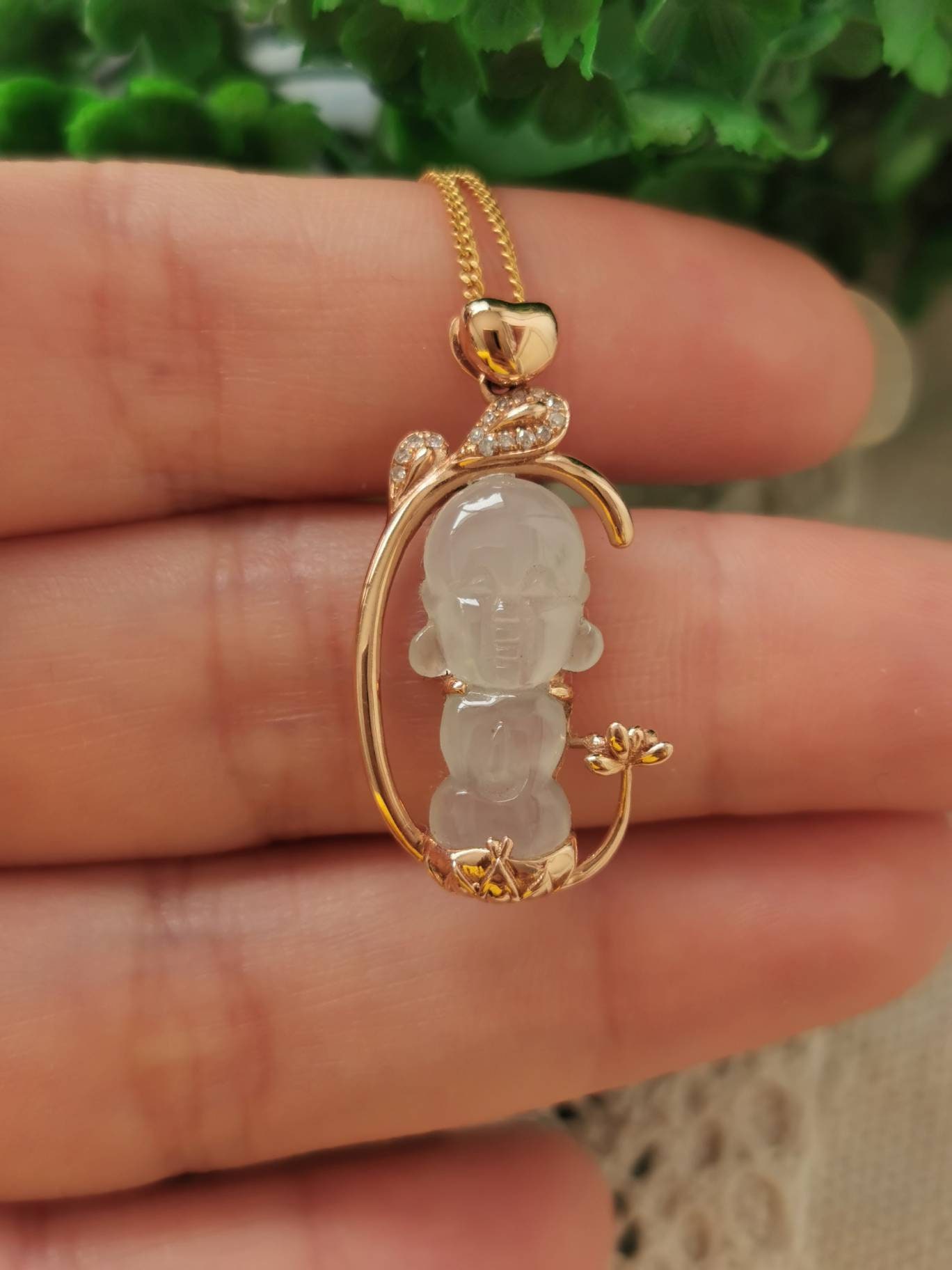 Eisiger Durchscheinender Typ A Grade Natürlicher Jadeit Jade Fei Cui Baby Buddha in 18K Roségold Mit Diamanten Fassung von JadeRabbitGems