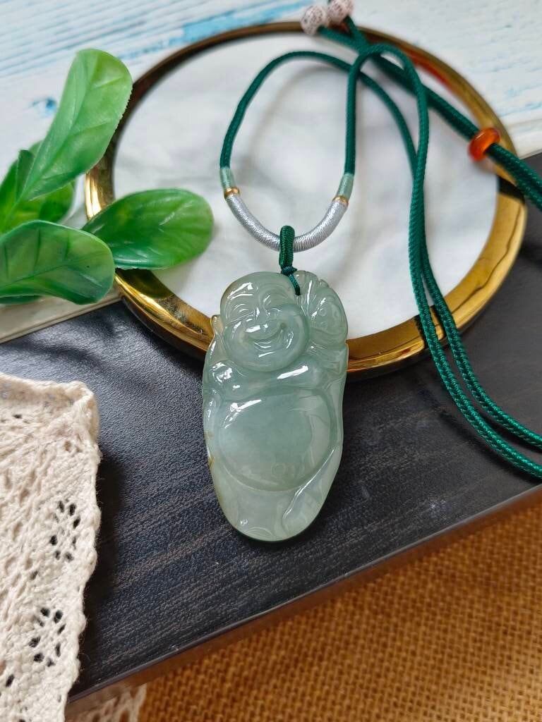 Eisiges Bläuliches Grün Typ A Natürliche Jadeit Jade Fei Cui Glücklicher Buddha Anhänger in Verstellbarer Grüner Schnur von JadeRabbitGems