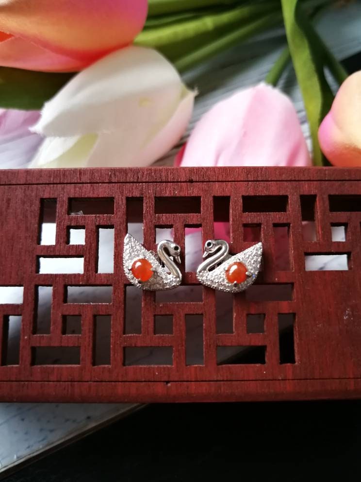 Eisiges Orangy Rot Typ A Klasse Natürliche Jadeit Jade Fei Cui 925 Sterling Silber Weißgold Überzogen Mit Zirkonia Schwan Ohrringe von JadeRabbitGems