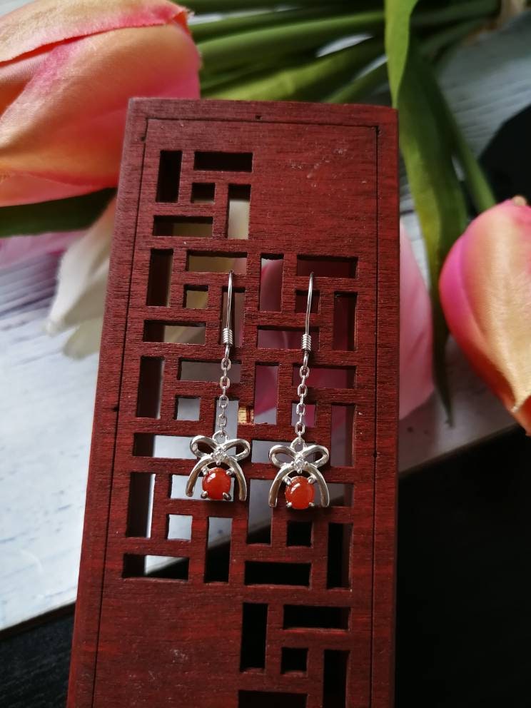 Eisiges Rot Typ A Klasse Natürliche Jadeit Jade Fei Cui 925 Sterling Silber Weißgold Überzogen Mit Zirkonia-Band-Haken Baumeln Ohrringe von JadeRabbitGems