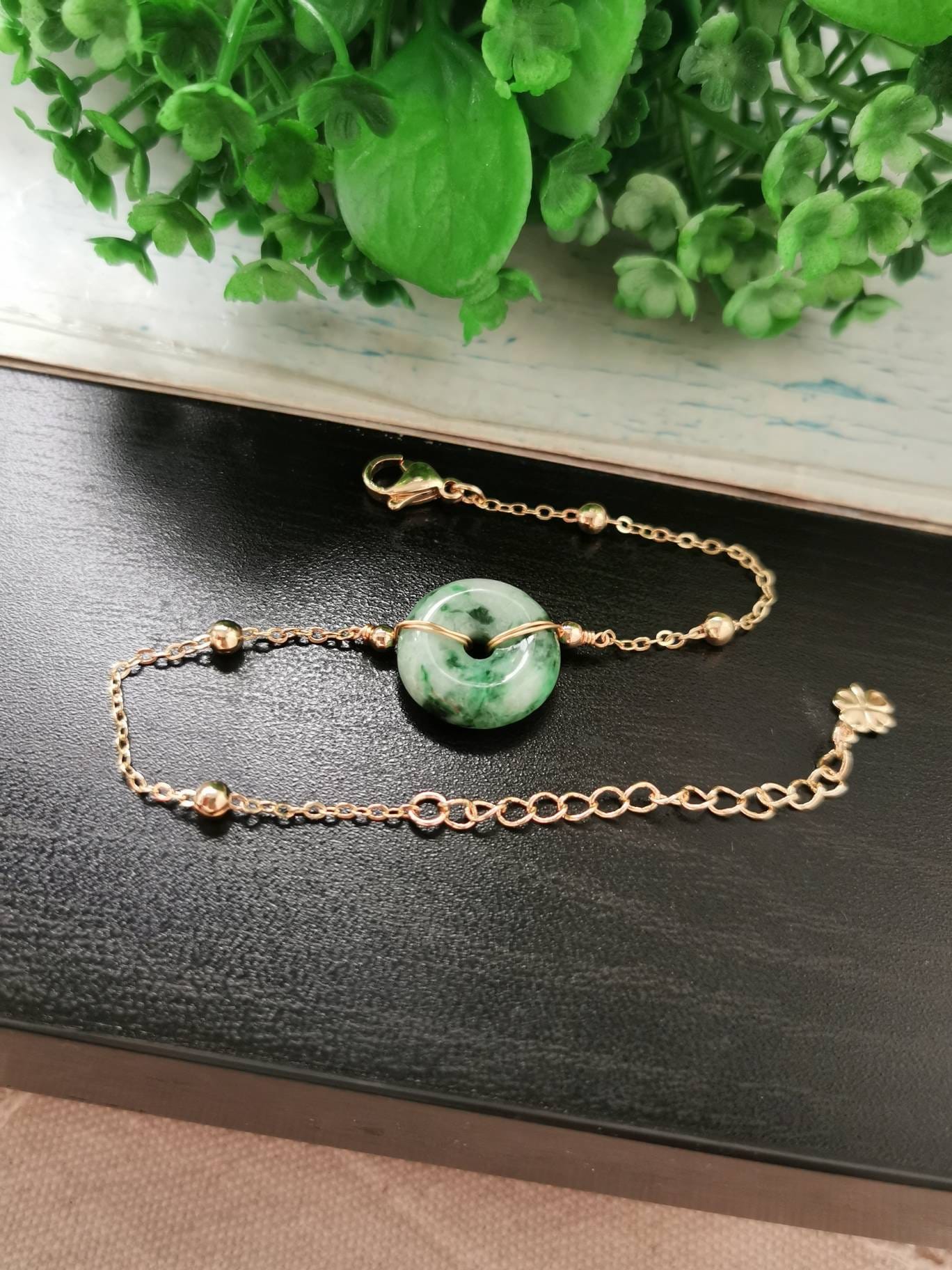 Florales Grünes Jadeit Jade Fei Cui Donut Armband in 14K Gold Filled Bail Setting von JadeRabbitGems