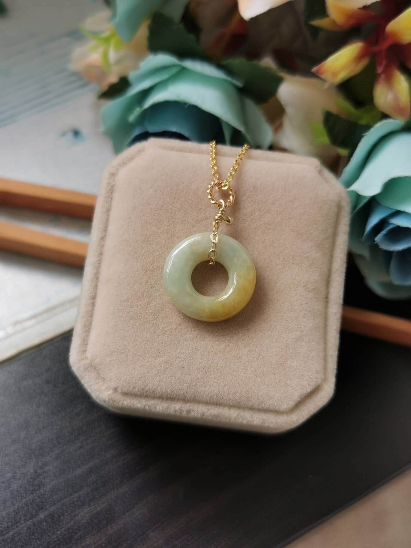 Gelber Jadeit Jade Fei Cui Donut Anhänger in 14K Gold Filled Bail Setting Gelber Jadeit Jade Fei Cui Donut Anhänger in 14K Gold Filled Bail Setting von JadeRabbitGems