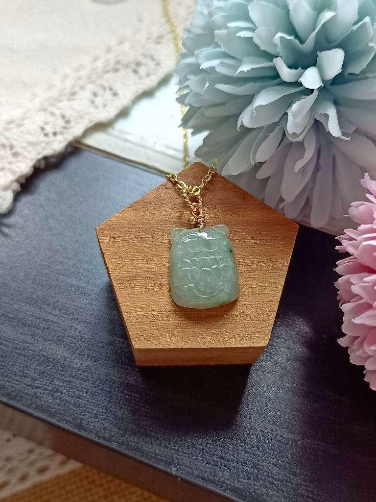 Hellgrüner Typ A Grade Jadeit Jade Fei Cui Maneikineko Glückskatze Anhänger in 14K Gold Filled Bail Setting von JadeRabbitGems