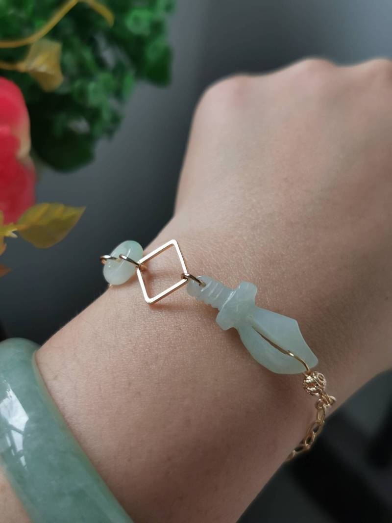 Hellschwach Grün Typ A Grade Natural Jadeite Jade Fei Cui Schwert Und Donut Armband in 14K Gold Filled von JadeRabbitGems