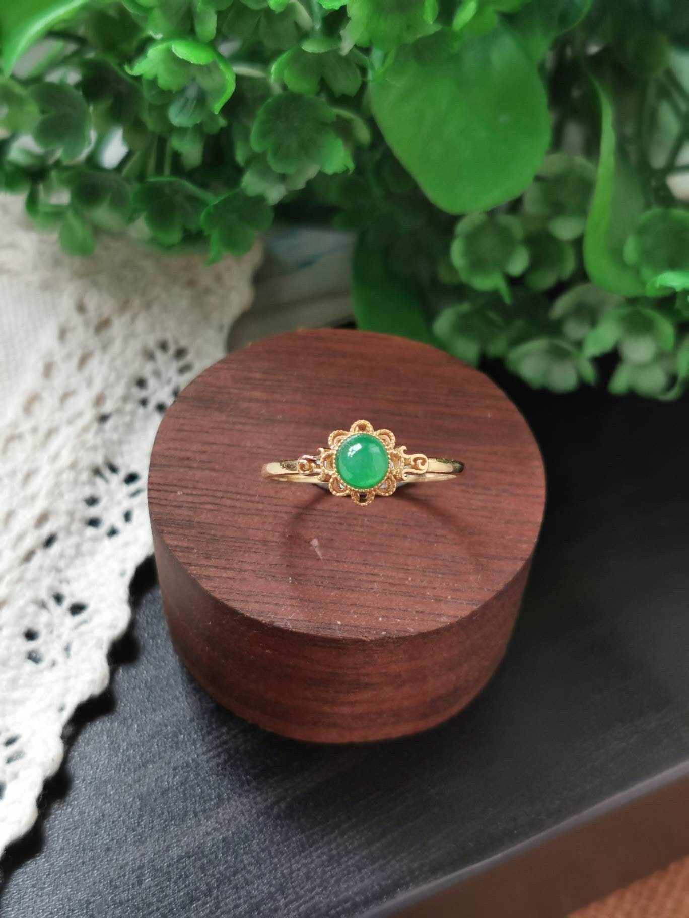 Icy Apple Green Typ A Grade Natürlicher Jadeit Jade Fei Cui 18K Gelbgold Daisy Design Ring von JadeRabbitGems