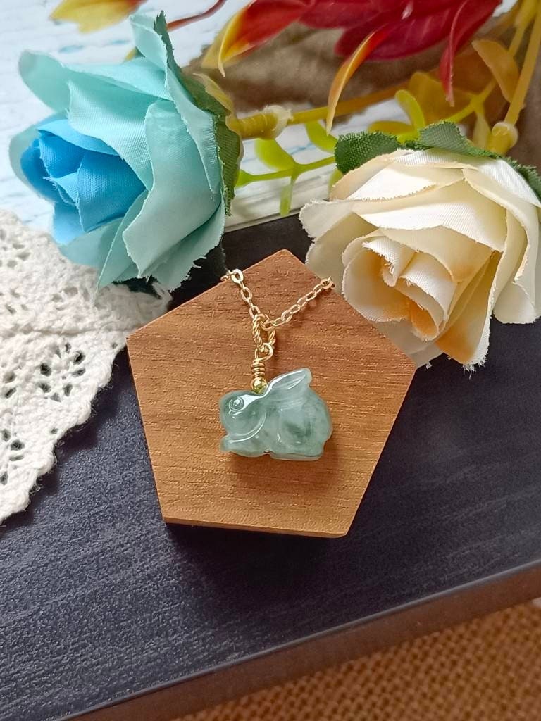 Icy Bluish Floral Grün Typ A Grade Natur Jadeit Jade Fei Cui 3D Kleiner Hase Anhänger von JadeRabbitGems