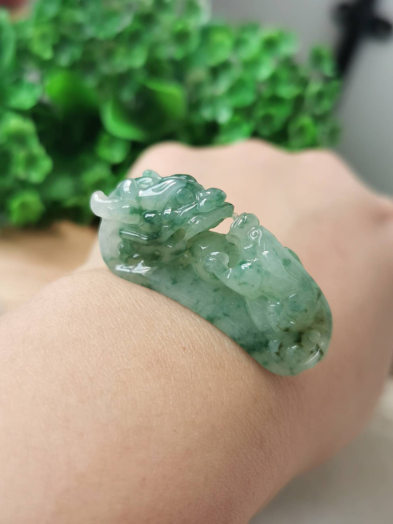 Icy Bluish Floral Grün Typ A Grade Natur Jadeit Jade Fei Cui Drachen Anhänger von JadeRabbitGems