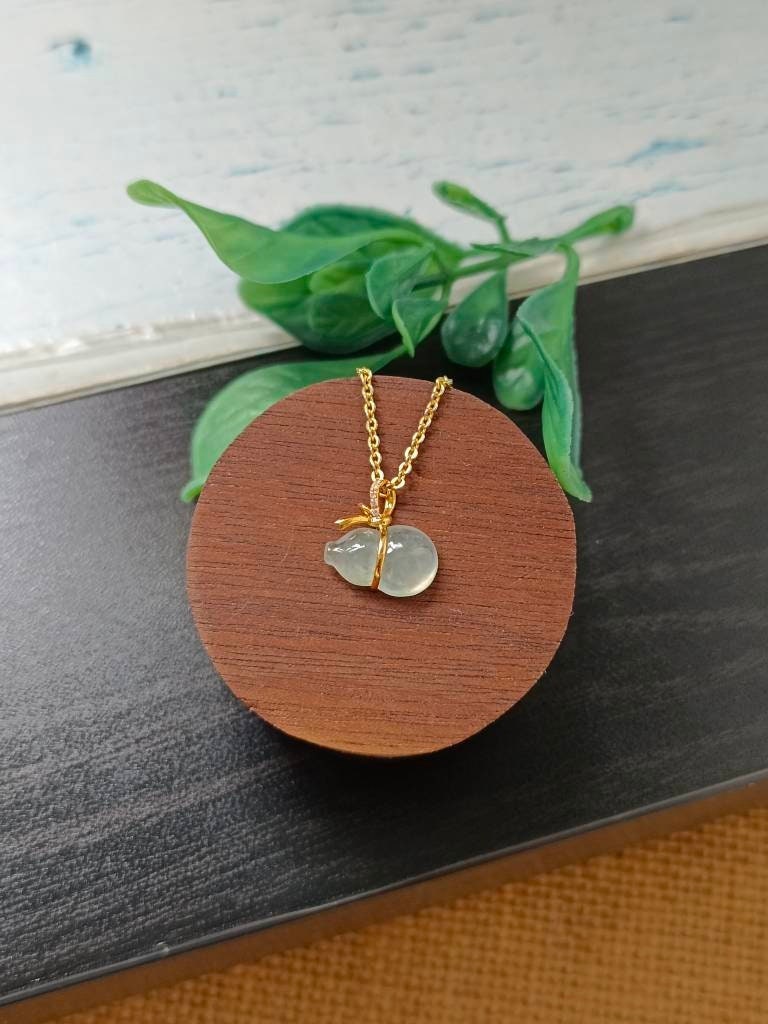 Icy Glow Translucent Typ A Klasse Natürliche Jadeit Jade Fei Cui Mini Calabash Anhänger in 18K Gold Und Diamanten Icy Glow Translucent Typ A Klasse Natürliche Jadeit Jade Fei Cui Mini Calabash Anhänger in 18K Gold Und Diamanten von JadeRabbitGems
