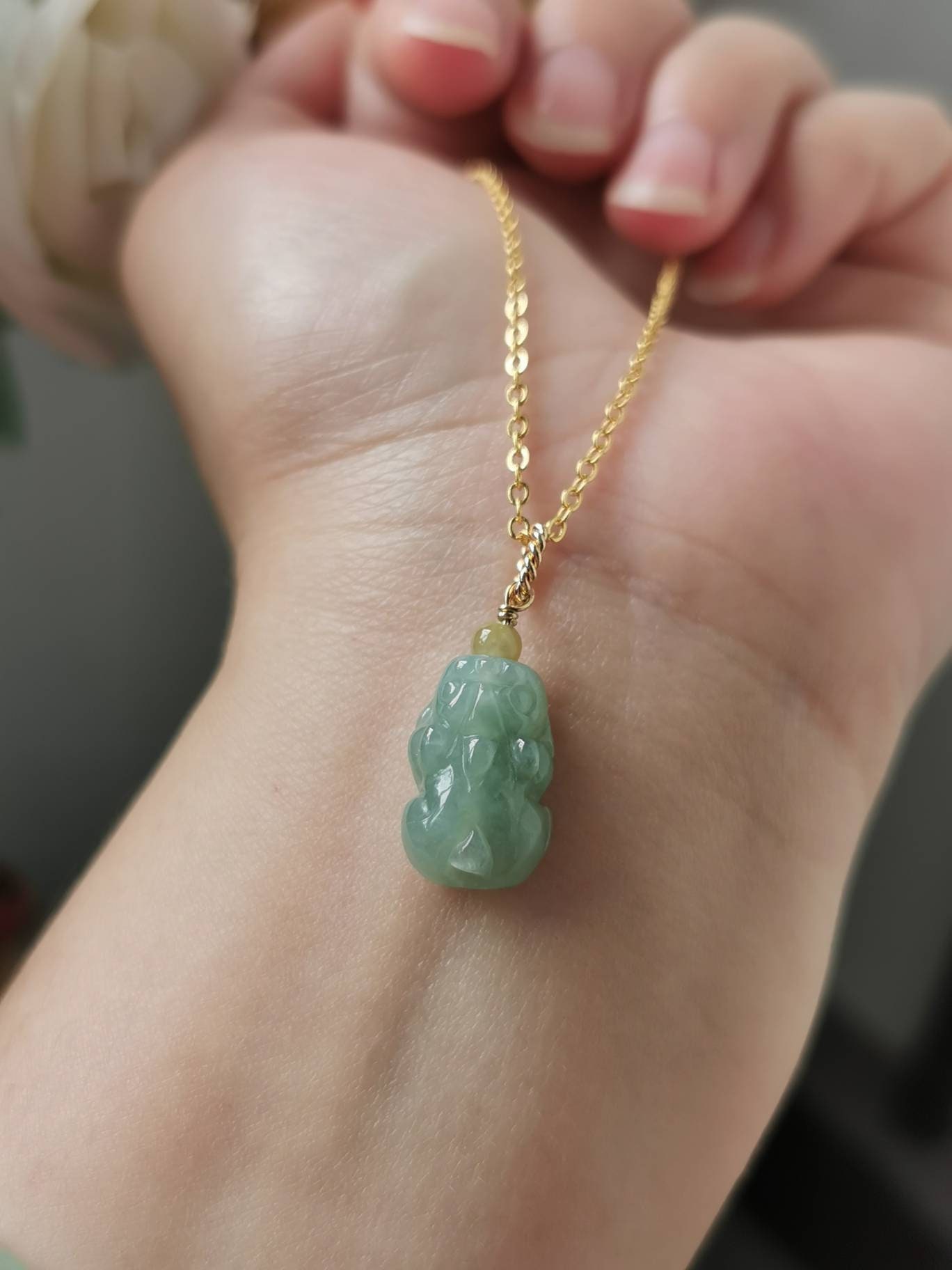 Icy Light Bluish Green Type A Grade Natural Jadeite Jade Fei Cui 3D Pi Xiu Anhänger in 14K Gold Filled Bail Setting von JadeRabbitGems