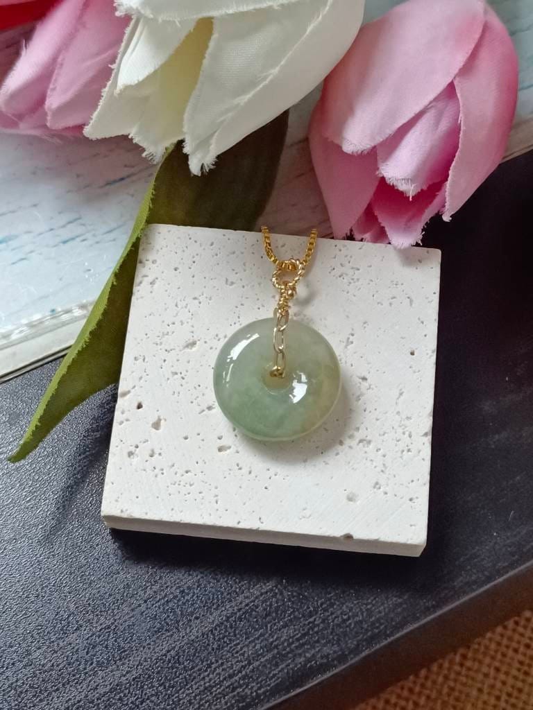 Icy Light Faint Green & Yellow Type A Grade Natural Jadeite Jade Fei Cui Donut Anhänger in 14K Gold Filled Bail Setting von JadeRabbitGems