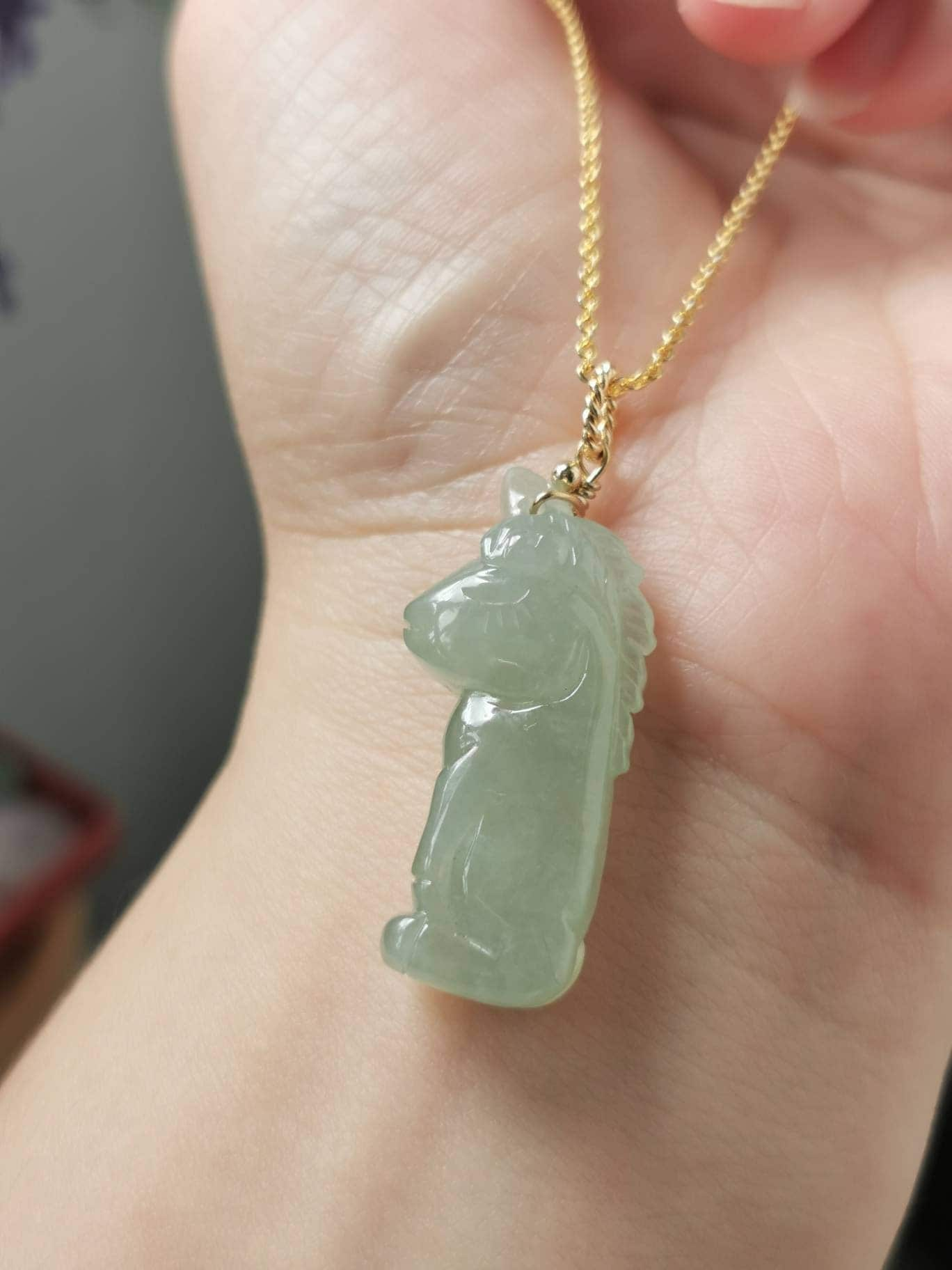 Icy Light Green Type A Grade Natural Jadeite Jade Fei Cui 3D Einhorn Anhänger in 14K Gold Filled Bail Fassung von JadeRabbitGems