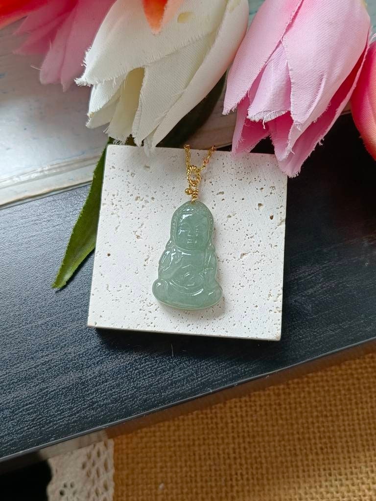 Icy Light Green Type A Grade Natural Jadeite Jade Fei Cui Baby Buddha Anhänger in 14K Gold Filled Bail Setting von JadeRabbitGems