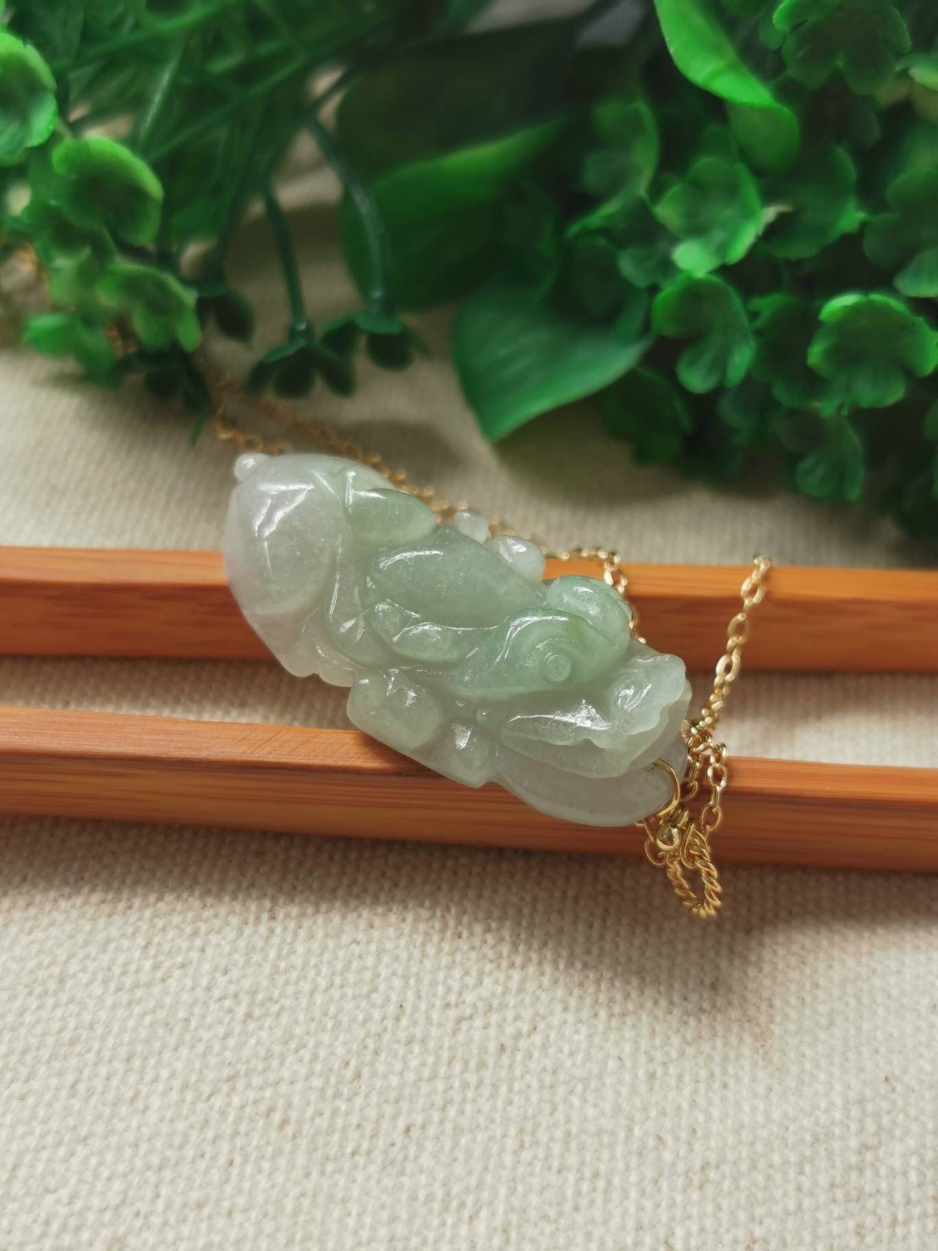 Icy Light Green & White Type A Grade Natural Jadeite Jade Fei Cui 3D Pi Xiu Anhänger in 14K Gold Filled Bail Setting von JadeRabbitGems