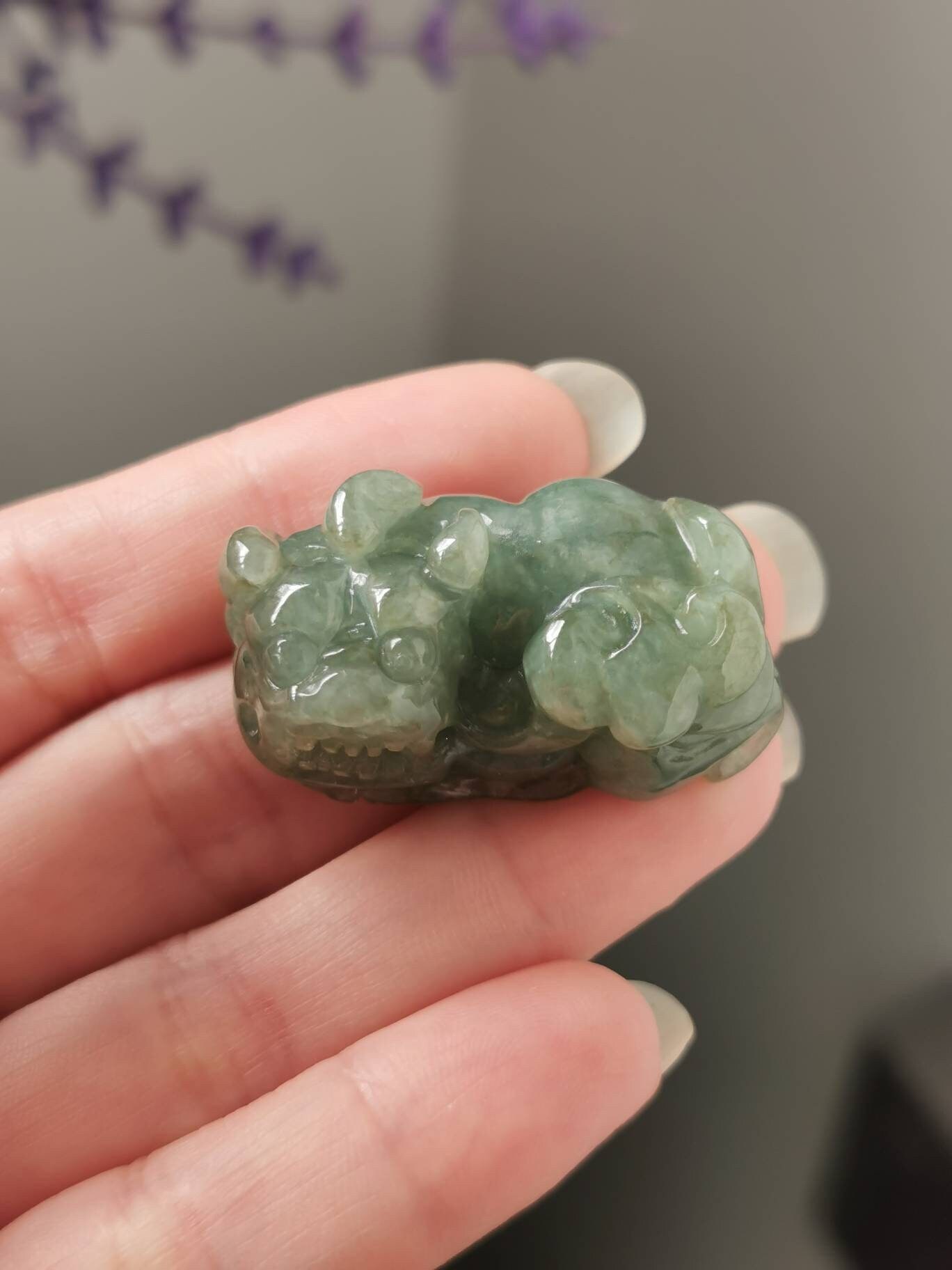 Icy Olive Green Type A Grade Natural Jadeite Jade Fei Cui 3D Ruyi Pi Xiu Anhänger von JadeRabbitGems