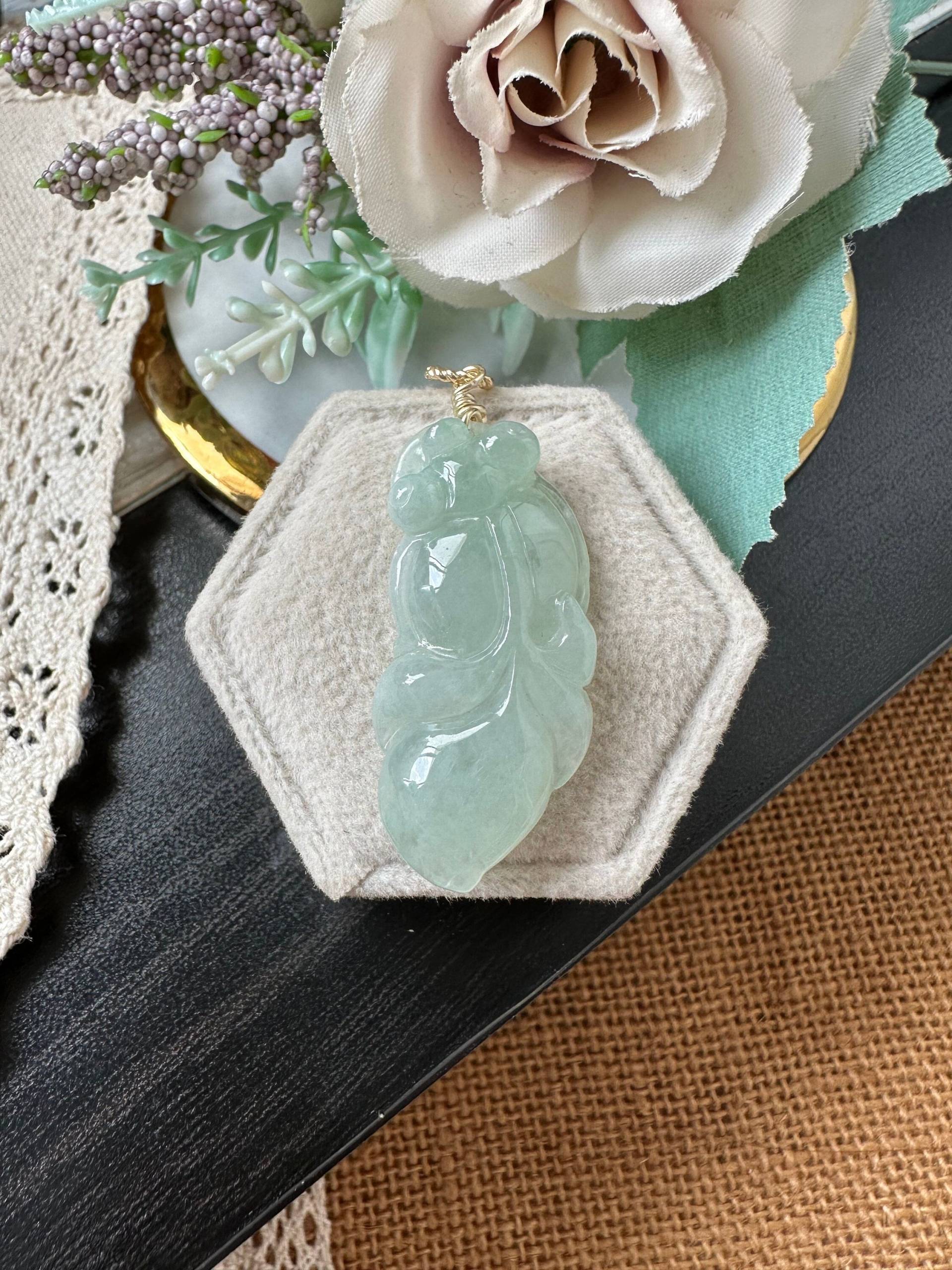 Icy Translucent Light Green Typ A Natürliche Jadeit Jade Fei Cui Goldfisch Mit Münze 14K Gold Gefüllt Anhänger von JadeRabbitGems