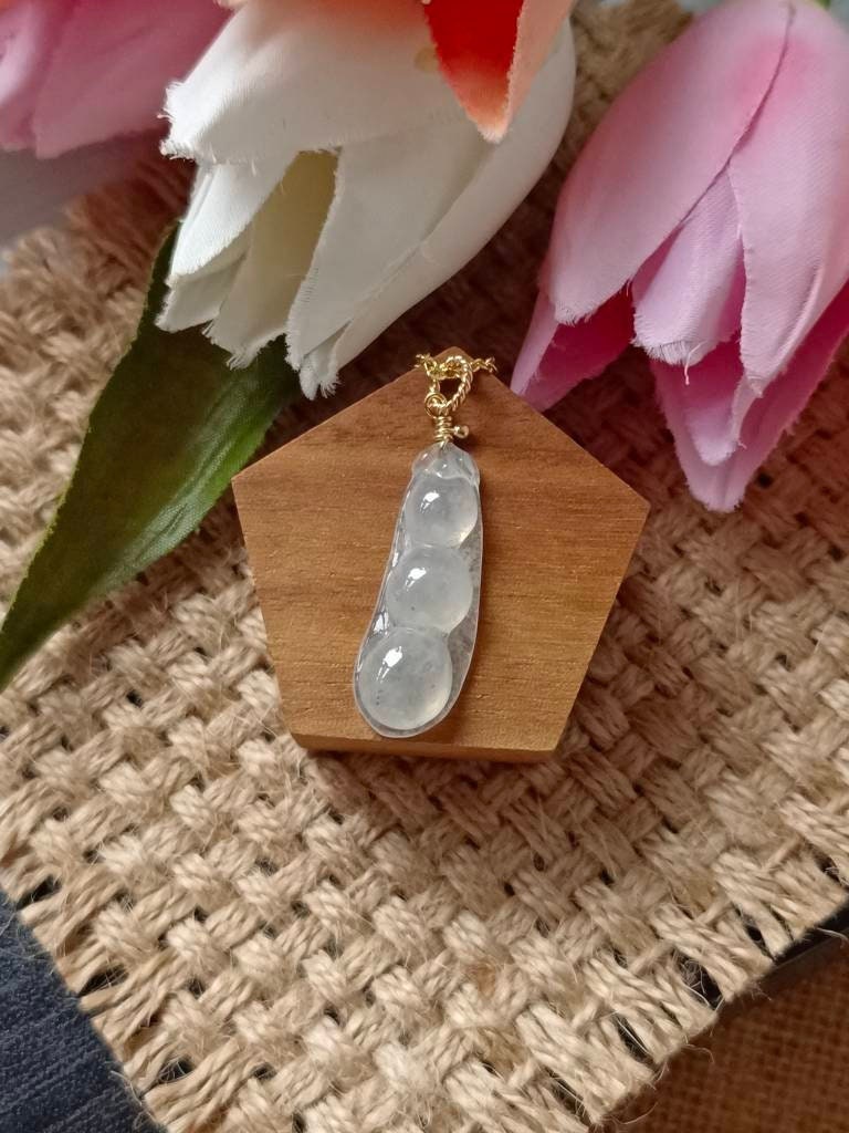 Icy Translucent Tinte Floral Typ A Grade Natural Jadeite Jade Fei Cui Pea Pod Anhänger in 14K Gold Filled Bail Setting von JadeRabbitGems