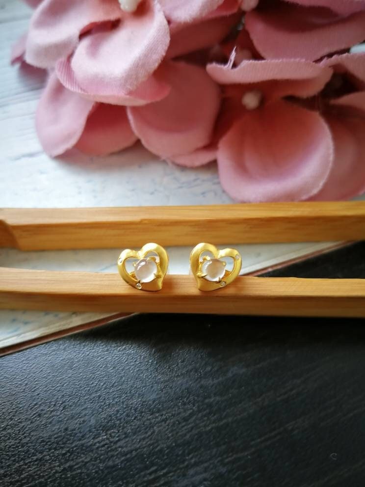 Icy Translucent Type A Grade Natural Jadeite Jade Fei Cui 18K Gelbgold Und Diamanten Herz Form Ohrringe von JadeRabbitGems