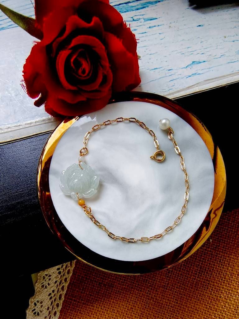 Icy White Typ A Grade Natürliche Jadeit Jade Fei Cui Lotus Blume Und Perle 14K Gold Filled Armband von JadeRabbitGems