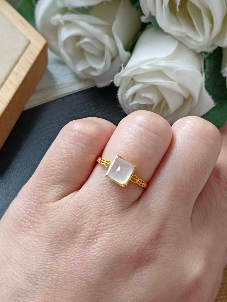 Icy White Type A Grade Natural Jadeite Jade Fei Cui Sugar Loaf 18K Gold Lace Band Ring von JadeRabbitGems