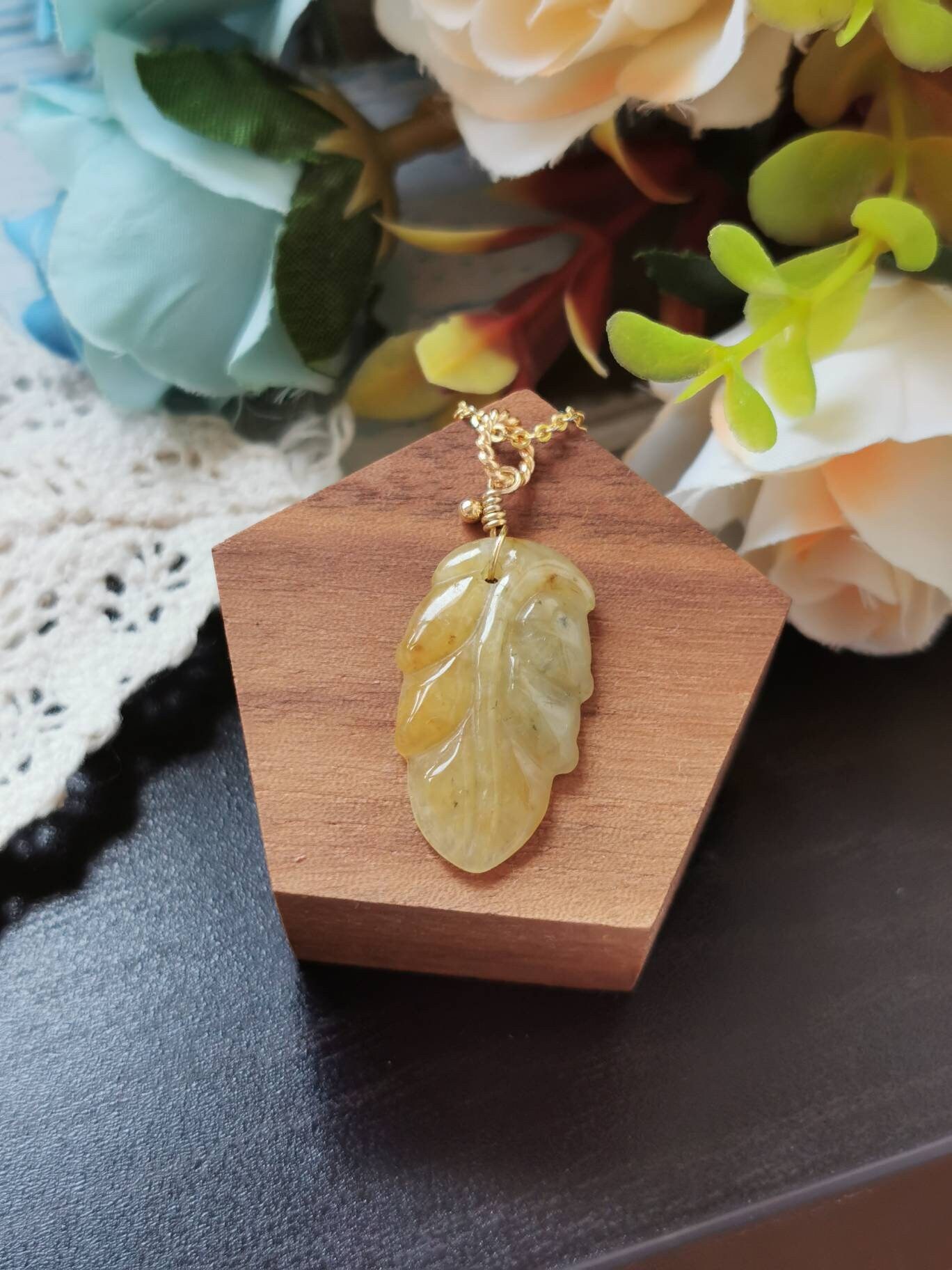 Eisgelb Typ A Klasse Natürliche Jadeit Jade Fei Cui Blatt Anhänger in 14K Gold Filled Bail-Einstellung Eisgelb Typ A Klasse Natürliche Jadeit Jade Fei Cui Blatt Anhänger in 14K Gold Filled Bail-Einstellung von JadeRabbitGems