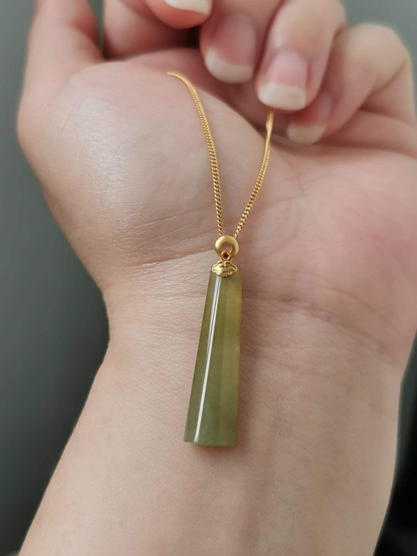 Icy Yellow Type A Grade Natural Jadeite Jade Fei Cui Uni-Rechteck Anhänger in 18K Gelbgold-Einstellung Icy Yellow Type A Grade Natural Jadeite Jade Fei Cui Uni-Rechteck Anhänger in 18K Gelbgold-Einstellung von JadeRabbitGems