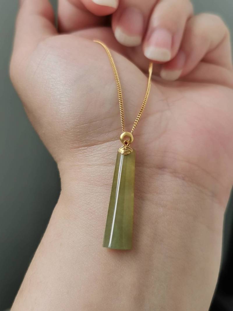 Icy Yellow Type A Grade Natural Jadeite Jade Fei Cui Uni-Rechteck Anhänger in 18K Gelbgold-Einstellung von JadeRabbitGems