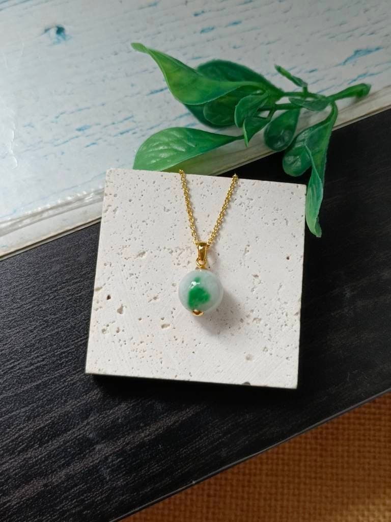 Imperial Green Patches Typ A Grade Natürlicher Jadeit Jade Fei Cui Kugel Anhänger in 18K Goldfassung Imperial Green Patches Typ A Grade Natürlicher Jadeit Jade Fei Cui Kugel Anhänger in 18K Goldfassung von JadeRabbitGems
