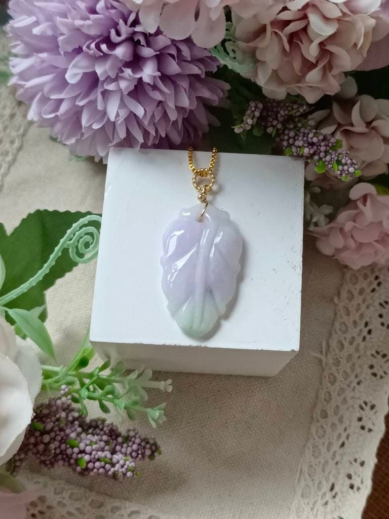 Lavendel Grün Typ A Grade Natur Jadeit Jade Fei Blatt Anhänger in 14K Gold Filled Bail Setting von JadeRabbitGems