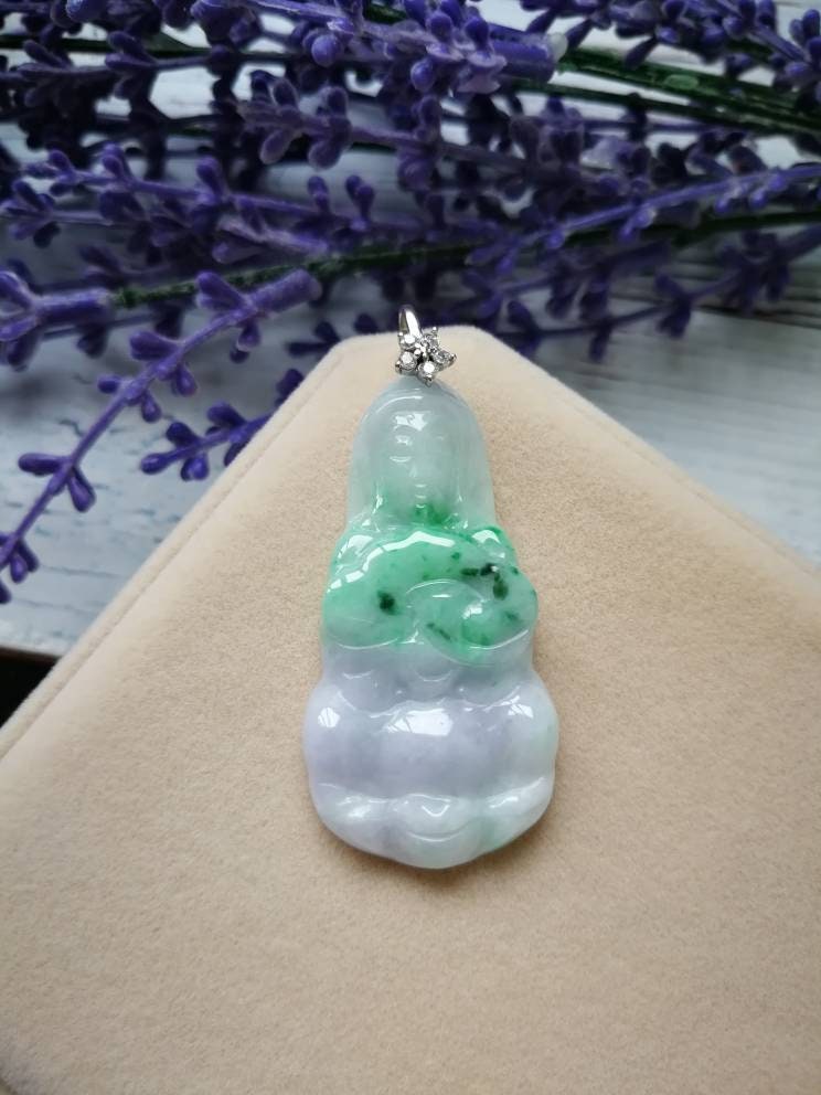 Lavender Green Typ A Grade Natural Jade Fei Cui Guam Yin Pendant in 925 Sterling Silber Weiß Gold Mit Zirconia Bail Platziert von JadeRabbitGems