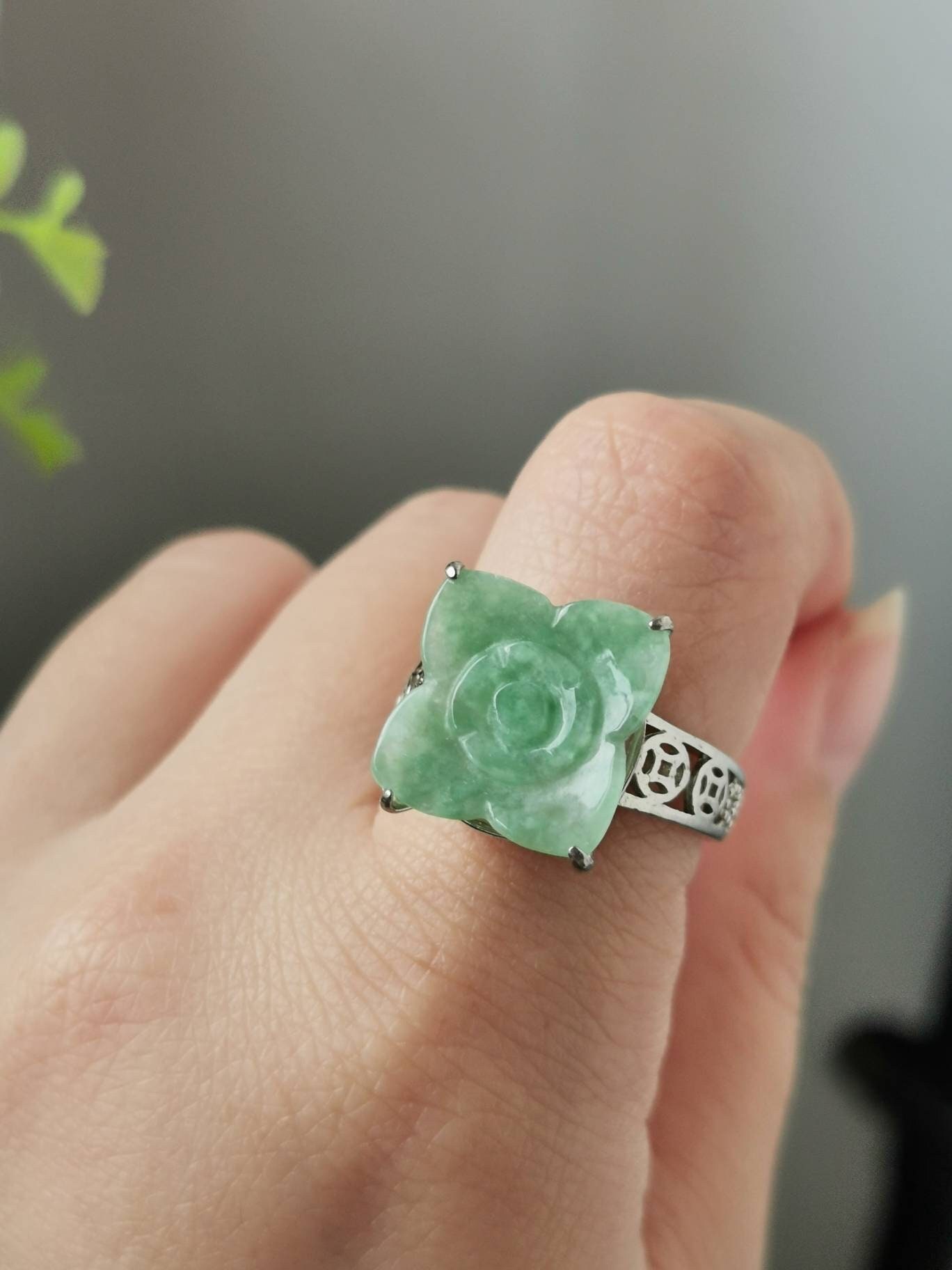 Leichter Apfelgrün Typ A Grade Natürlicher Jadeit Jade Fei Cui Blumenring in 925 Silber Weißgold Überzogen von JadeRabbitGems