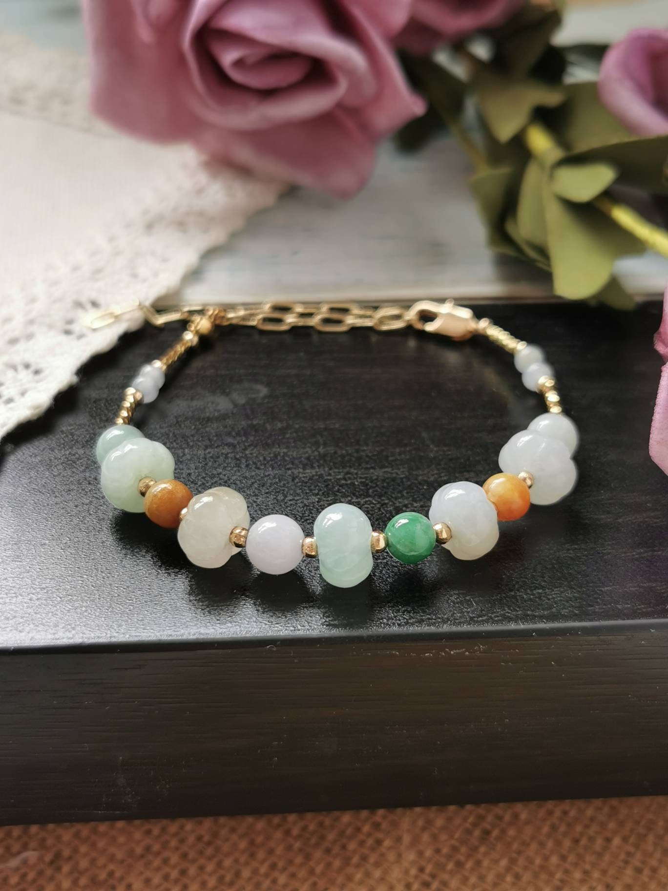 Mehrfarbiger Typ A Grade Natürlicher Jadeit Jade Fei Cui Kürbis Und Runde Perlen Armband in 14K Gold Filled von JadeRabbitGems