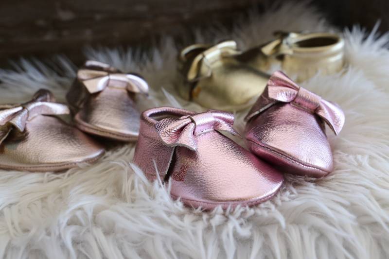 Baby Mokassins Mädchen Schuhe Echtes Leder Wildleder Boho Outfit Geburtstag Rose Gold von JadeandJo
