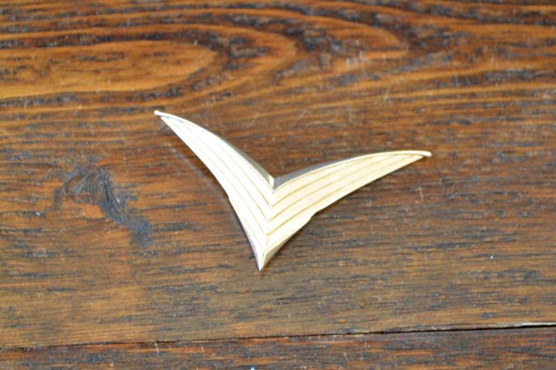 Mid Century Anstecker Trifari V Brosche Aus Metall Goldfarben/Vintage Anstecknadel Fliegender Vogel Retro Geometrisch von JadeandLoren