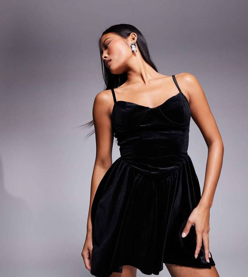 Jaded Rose Petite - Minikleid aus schwarzem Samt mit tief sitzender Taille von Jaded Rose Petite