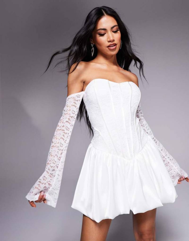 Jaded Rose - Langärmliges Minikleid in Weiß mit tief angesetztem Saum und Spitze von Jaded Rose