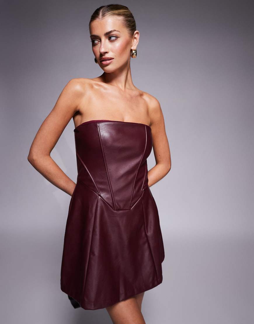 Jaded Rose - Minikleid aus strukturiertem Kunstleder in Ochsenblutrot Jaded Rose - Minikleid aus strukturiertem Kunstleder in Ochsenblutrot von Jaded Rose
