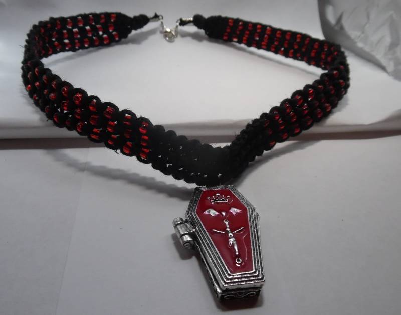 For The Love Of Dracula Eine Ooak Schwarze Hanf Makramee Halloween Halskette von JadedEklipse
