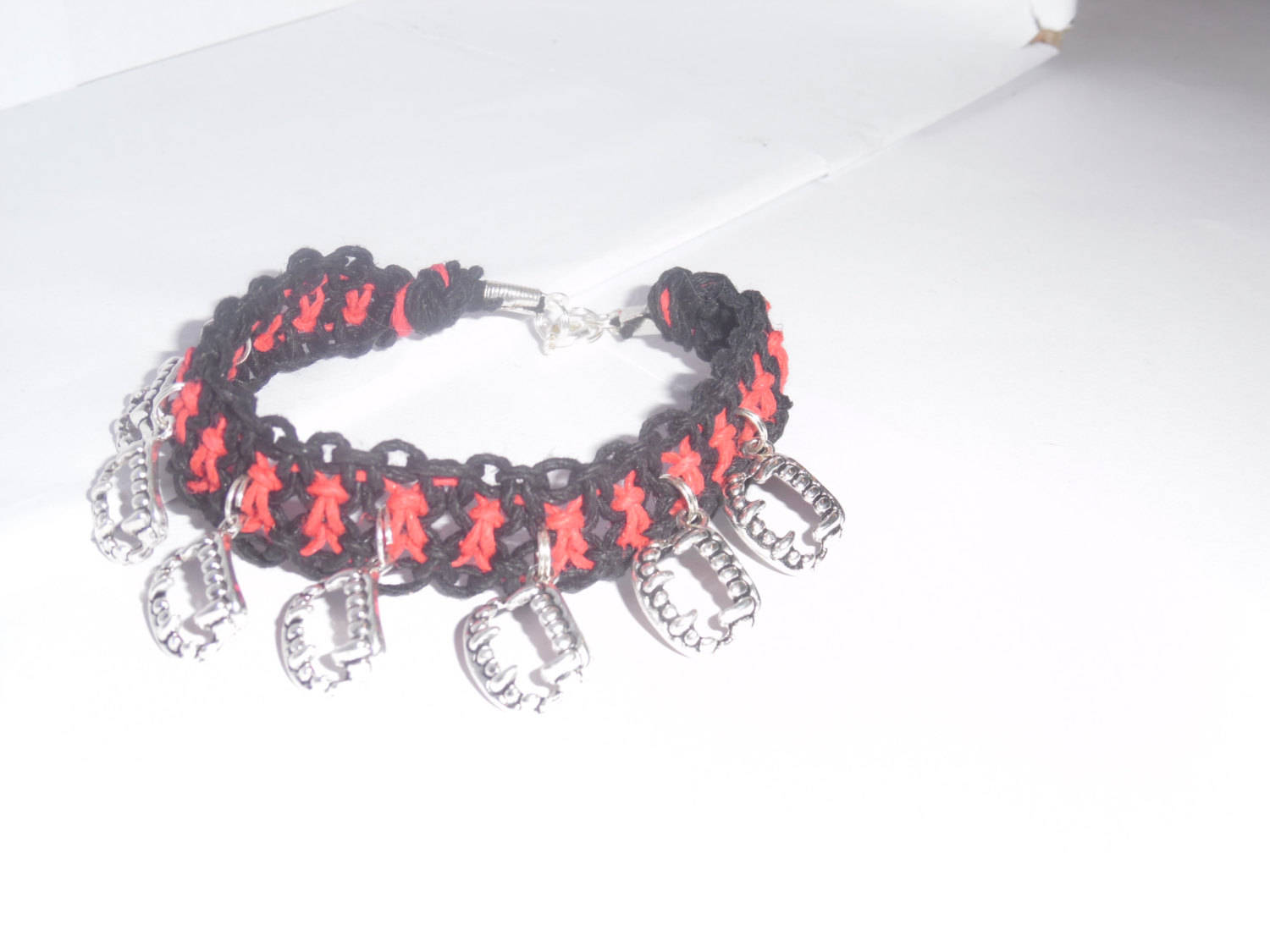 Night Bites A Ooak Makramee Hanf Halloween Charm Armband Night Bites A Ooak Makramee Hanf Halloween Charm Armband von JadedEklipse