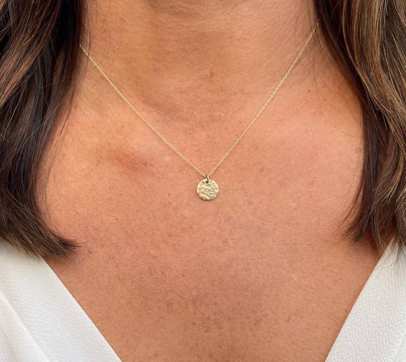 Kleine Goldkette Mit Disk, 14K Gold Fill, Gehämmerter Kreis, Layering Halskette, Münze, Gold, Disk Zierlich, Minimalistisch von JadedSB