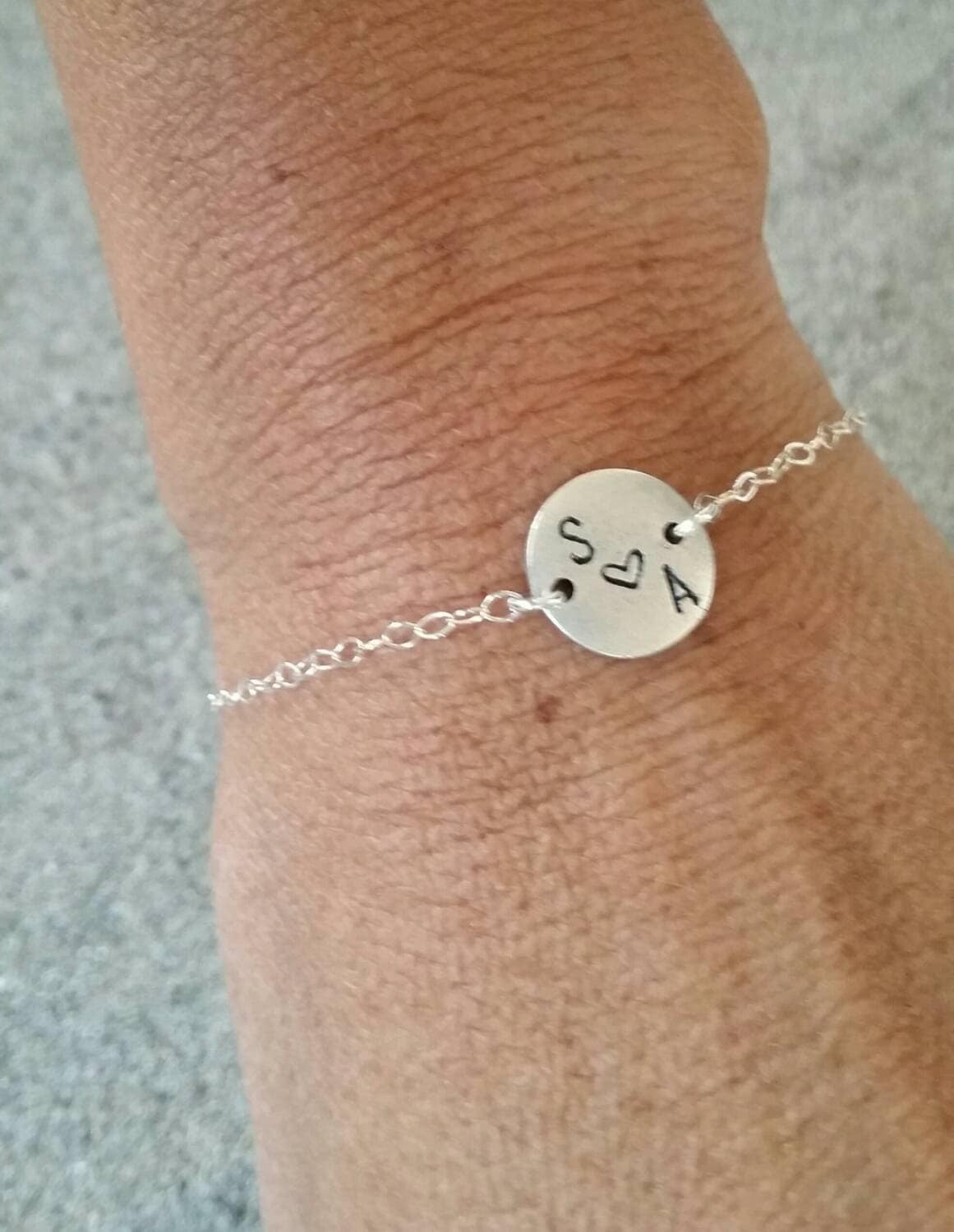 Silberarmband, Initial Armband, Kleines Monogramm Armband Für Paare von JadedSB