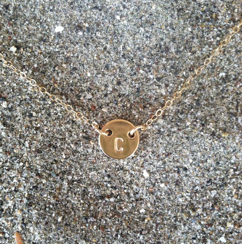 Winzige Goldmonogrammhalskette, Erste Halskette, Gold Fill, Zierliche Goldkette, Goldene Zierlich, Zart, Klein, Goldhalskette von JadedSB