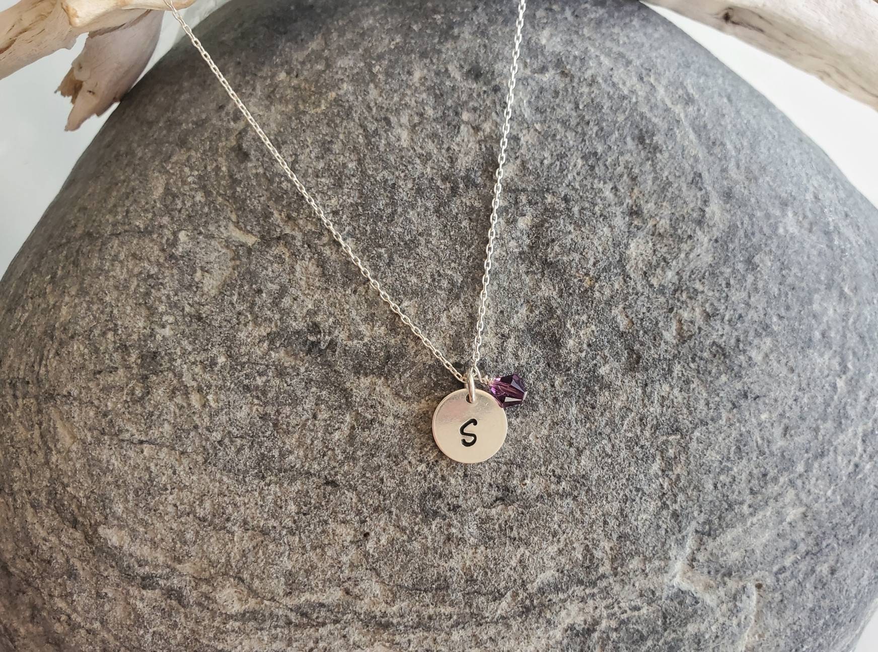Winzige Sterling Silber Monogramm Halskette, Geburtsstein, Geburtstag Erste Anhänger, Birthstone von JadedSB
