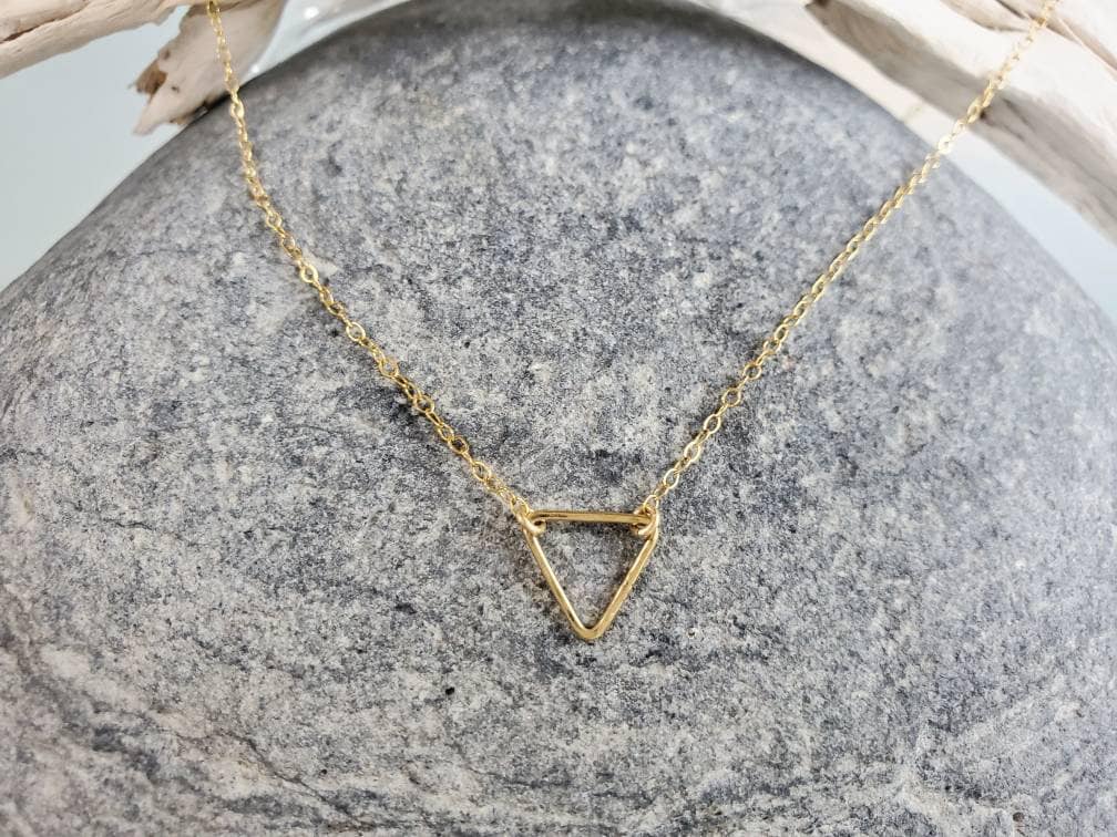 Zierliche Gold Dreieck Halskette, Kleine Dreieck, Layering Fill, Zierlich von JadedSB