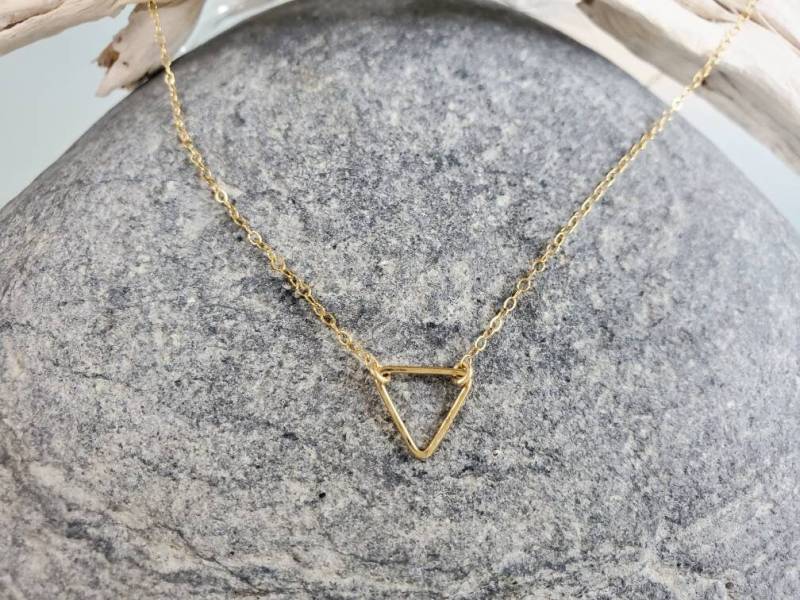 Zierliche Gold Dreieck Halskette, Kleine Dreieck, Layering Fill, Zierlich von JadedSB