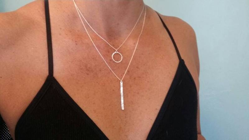 sterling Silber Bar Halskette, Mittel, Vertikal, Bar, 1, 5 Zoll, Silber, Gehämmert Layering Halskette von JadedSB